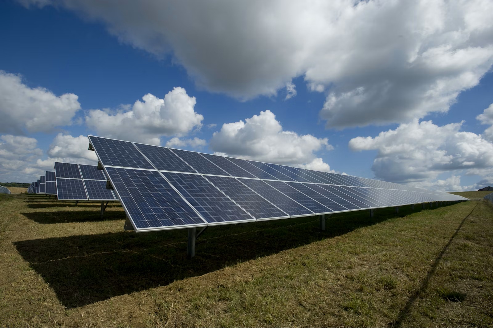 Technicien Energy Solar Swiss SA installant des panneaux solaires
